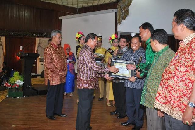  Iklim Investasi Kondusif, Bupati Meranti Raih Riau Invesment Award 2014 