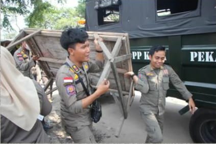 Satpol PP Tertibkan PKL di Ruas Jalan Sudirman dan Arifin Ahmad