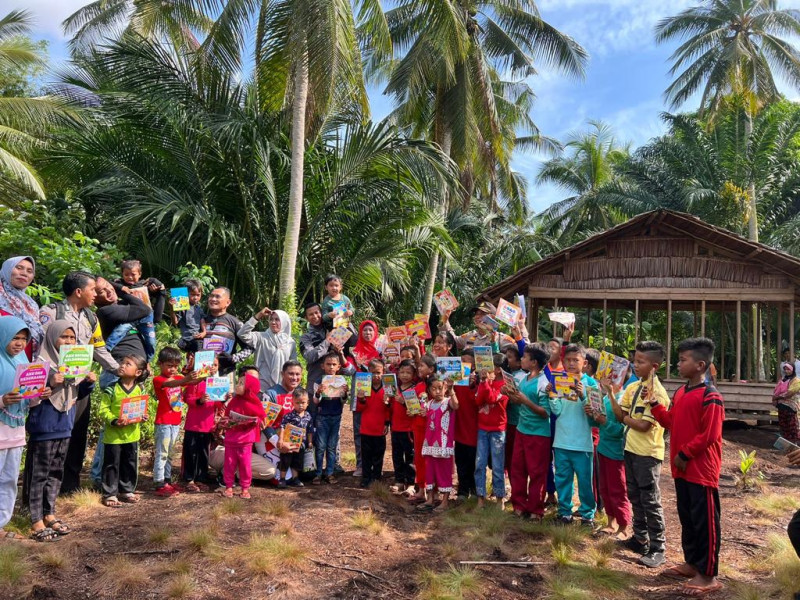 Sambil Sambang Patroli Kamtibmas, Kapolres Meranti Kunjungi dan Bantu Taman Baca Suku KAT di Desa Tanah Merah