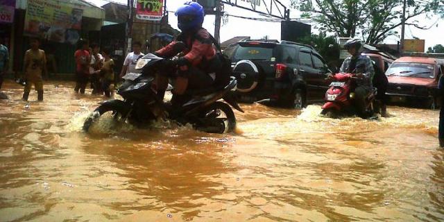 Hujan deras sejak sore, wilayah Bekasi dikepung banjir