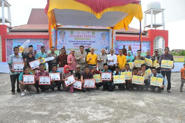 Gubernur Riau dan Wakil Bupati Meranti Serahkan Bantuan Rumah Layak Huni dan Kapal Perikanan
