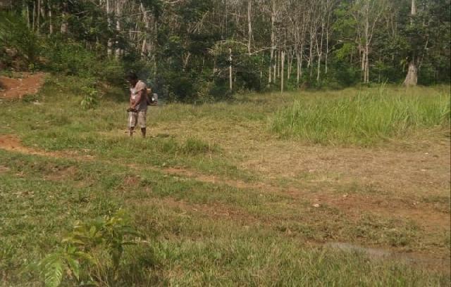 Bersihkan Lapangan Bola, Pemuda Desa Teratak Rendah Gelar Goro