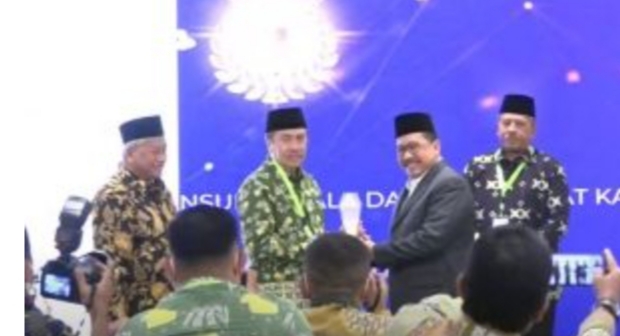 Gubenur Riau Syamsuar, Dianugerahi Penghargaan Sebagai Tokoh Wakaf Nasional Unsur Kepala Daerah