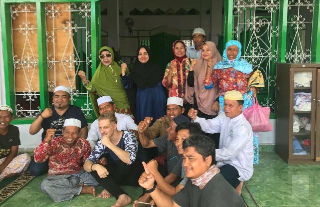 Saleem Vokalis Debu Shalat Bersama Korban Tsunami Sigi di Masjid yang Tersisa, Ini Imamnya