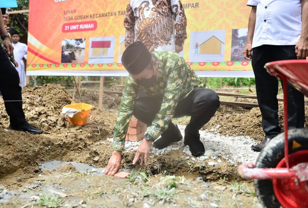 Resmikan Pondok Pesantren di Desa Gobah, Gubri Letakan Batu Pertama Rumah Layak Huni