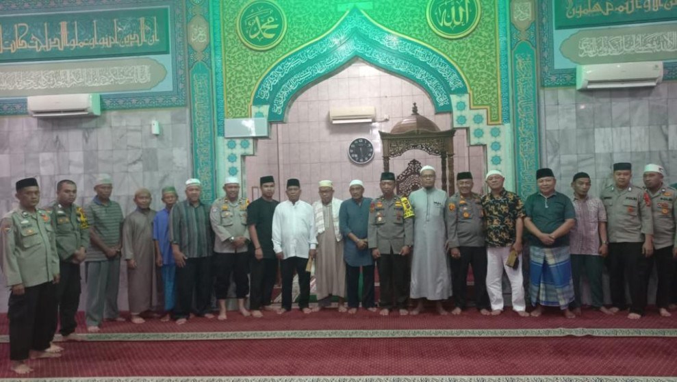 Lakukan Cooling System, Polsek Bukit Raya Melaksanakan Sholat Subuh Berjamaah di Masjid Al-Ikhlas