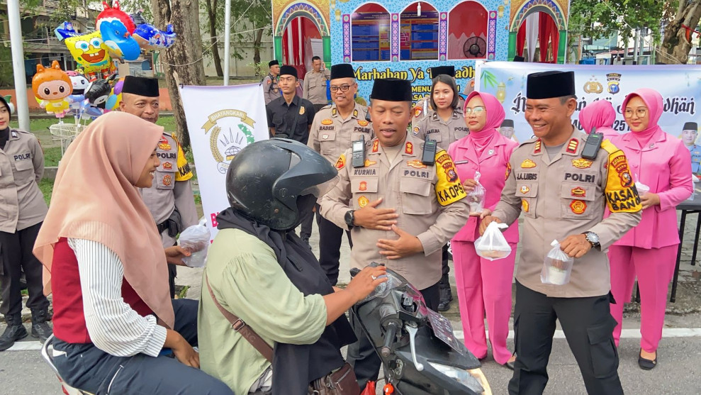 Kapolres Kepulauan Meranti dan Bhayangkari Berbagi Takjil