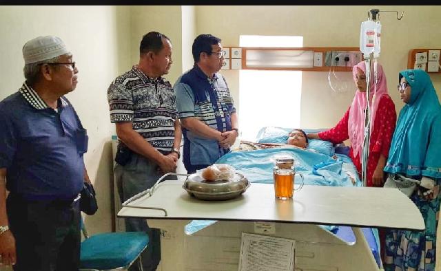 Sekda Meranti Yulian Norwis Jenguk Safrul Sakailo di Rumah Sakit Arifin Ahmad Pekanbaru