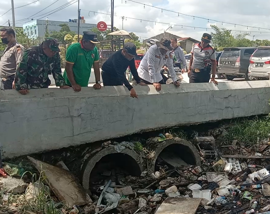 Pj Walikota Pekanbaru Terkejut, Sampah Menumpuk di Selokan Drainase
