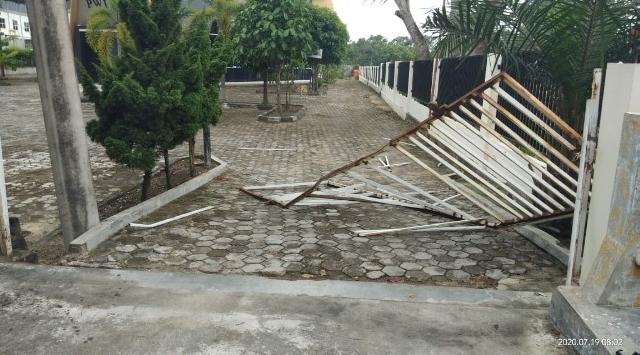 Kantor PWI Riau Diserang Sekelompok Orang, Security Dianiaya dan Pintu Pagar Dirusak