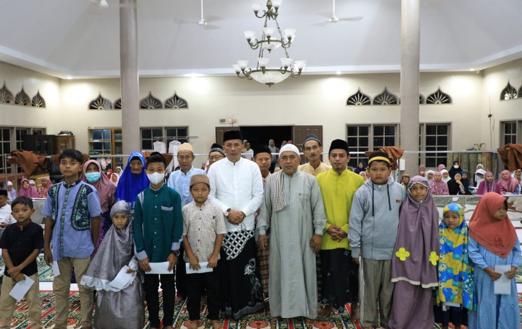Bupati Adil Melanjutkan Safari Ramadhannya ke Kabupaten Inhu Sahur Bersama Warga Lirik