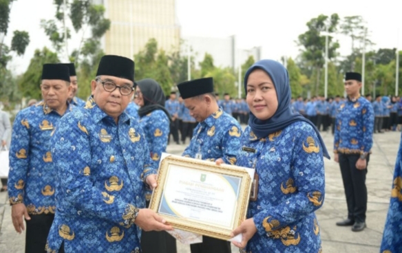 Gubernur Riau Serahkan Piagam Penghargaan Pegawai Berprestasi   Tahun 2023