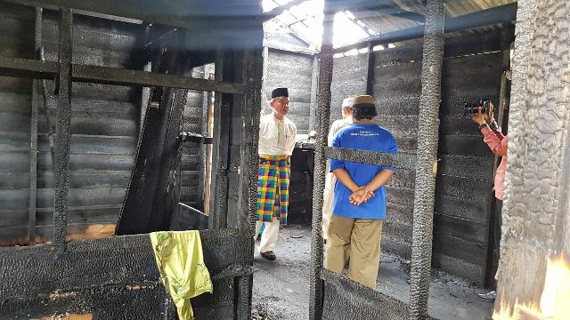 Wabup Meranti H.Said Hasyim Kunjungi Korban Kebakaran di Dusun I Desa Banglas