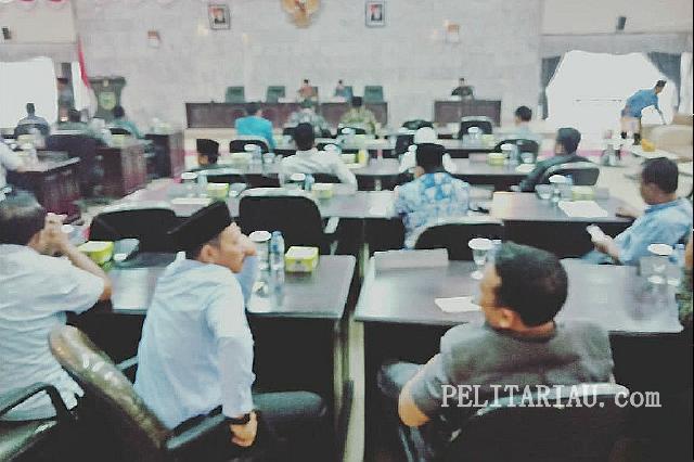Rapat Paripurna Dewan di Tunda, UU Tidak Menganulir Usulan 8 Fraksi di DPRD Inhu