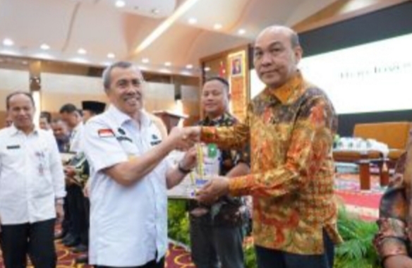 Diserahkan Gubri, PT RAPP Raih Penghargaan Riau Investment Award 2022