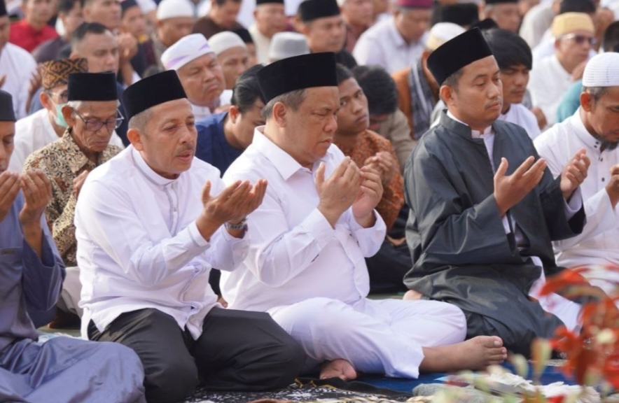 Pj Gubernur Riau SF Hariyanto Bersama Masyarakat, Salat Idul Adha di Halaman Kantor Gubernur