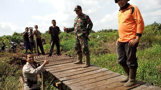 Polri Bersama TNI, Manggala Agni Dan MPA Giat Sosialisasi Karlahut Serta Gotong Royong Bersama