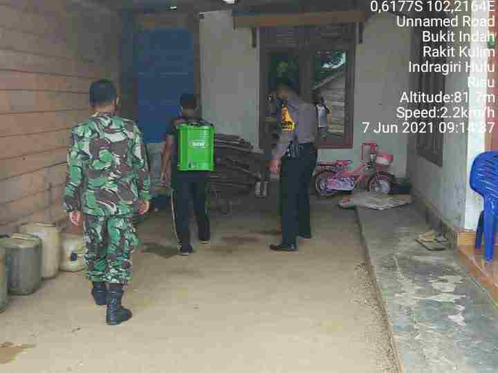 Babinsa Bersama Bhabinkamtibmas Desa Bukit Indah Dampinggi Penyemprotan Cairan Desinfektan