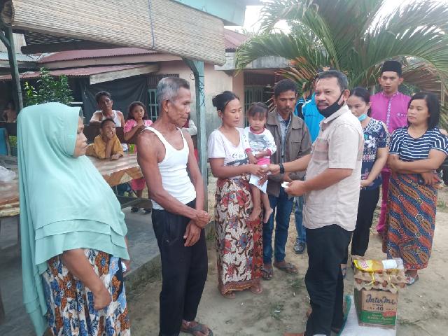 Pimpinan DPRD Inhu Suwardi Ritonga Kunjungi 4 Kepala Keluarga Korban Kebakaran di Desa Sungai Akar