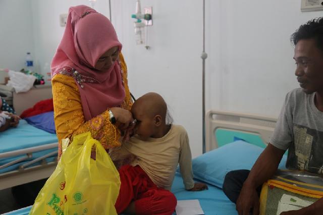 Zulaikhah Wardan Jenguk Pasien Tumor Mata di Pekanbaru