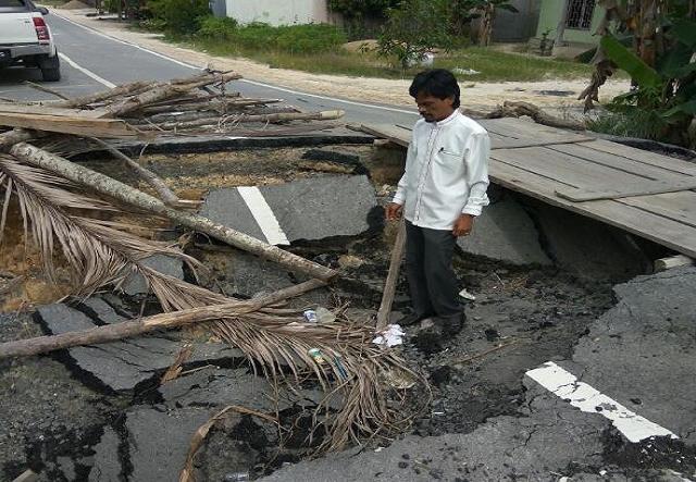 Sejak Sebulan Jembatan Roboh, DPRD Riau Minta Pemkab Inhu Tanggap