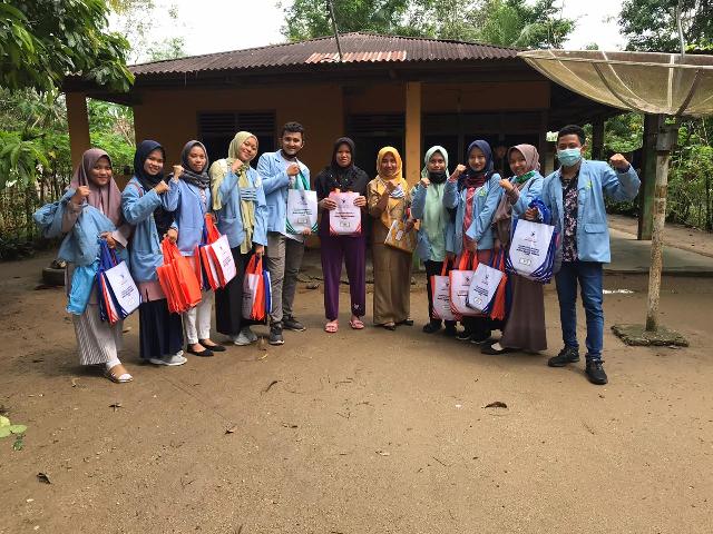 Pengabdian Mahasiswa UNRI dalam kegiatan perguliran buku di desa Rantau Sialang