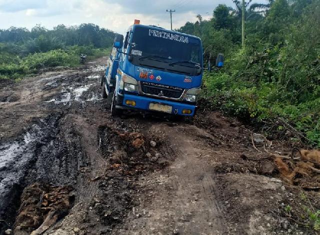 Gawat...Jalan Poros Lalulintas Warga Tiga Desa Siak Kecil Rusak Parah