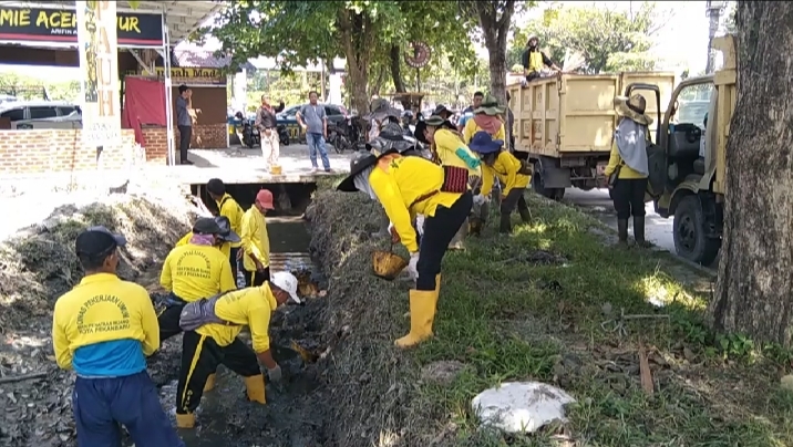 Tindaklanjuti Instruksi Pj Walikota, Pasukan Kuning PUPR Kota Pekanbaru Bergerak Cepat Dibeberapa Titik Rawan Banjir