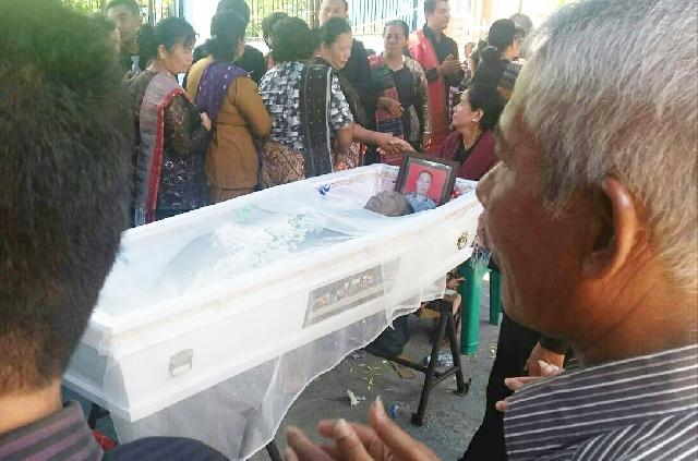 Prosesi Adat dan Kepolisian, Kompol Karlos Simanjuntak Dimakamkan di Dekat Makam Ibunya