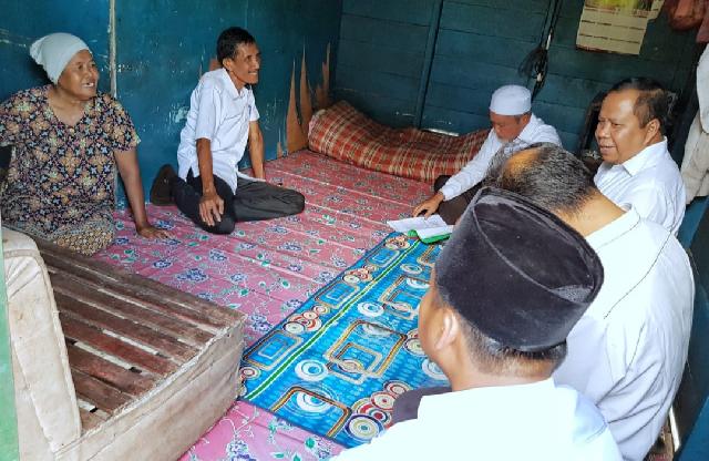 Bupati Meranti Irwan Tinjau Rumah Warga Sasaran Bantuan Layak Huni di Desa Banglas