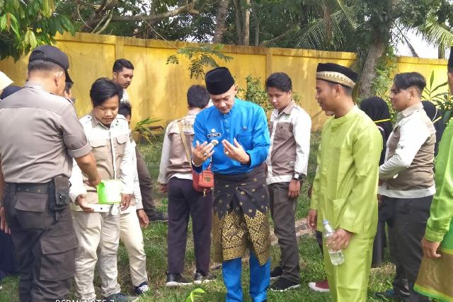 Kerjasama Dengan KLH Riau, Mahasiswa KKN UIN Serahkan Bibit Tanaman ke Camat Hendri