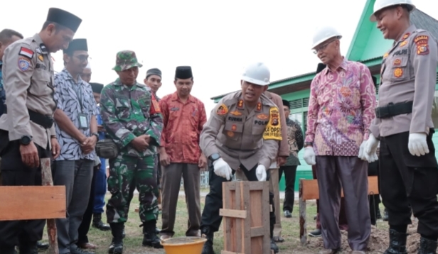 Kapolres Meranti AKBP Kurnia Setyawan SH SIK Peletakan Batu Pertama  Pos Bhabinkamtibmas Desa Bokor
