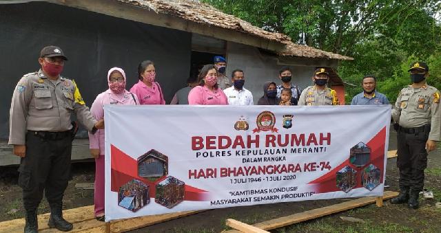 Menyambut Hari Bhayangkara ke-74 Polres Meranti Lakukan Bedah Rumah di Desa Lemang