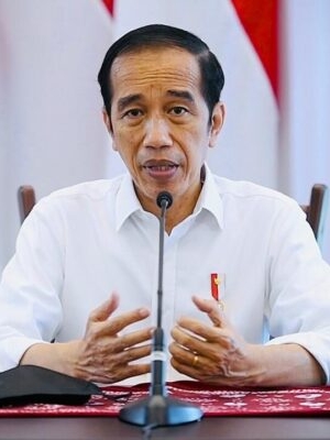 Presiden Jokowi: Dilanjutkan dengan Penyesuaian di Sejumlah Sektor