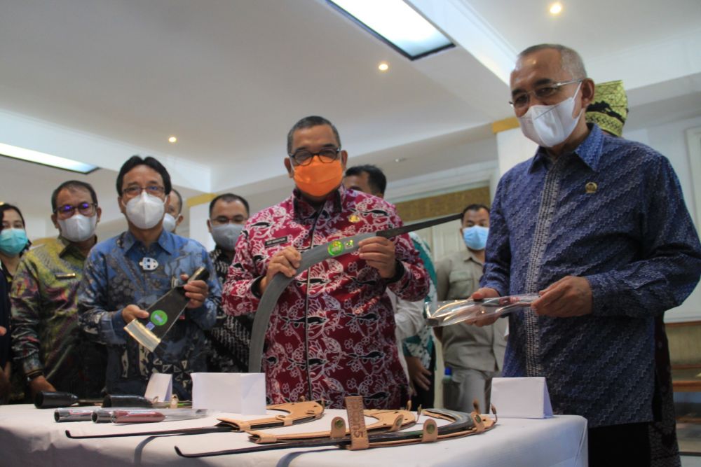 Alat Egrek dan Dodos Buatan Koperasi Binaan PTPN V Raih Sertifikat SNI Pertama di Indonesia