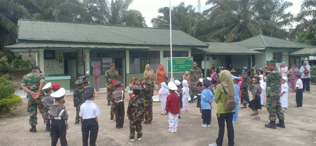 Tanamkan Kedisiplinan, Babinsa Serda Togatorop Beri Latihan Baris Berbaris ke Anak-anak TK Desa Gumanti 
