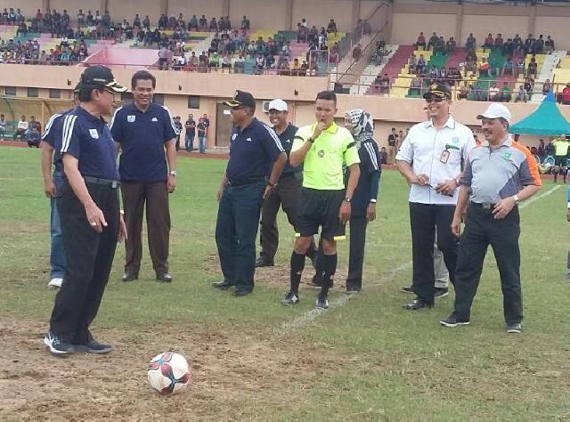 Turnamen Sepak Bola KNPI Inhil Cup 2016 Resmi Dibuka Oleh Bupati Wardan