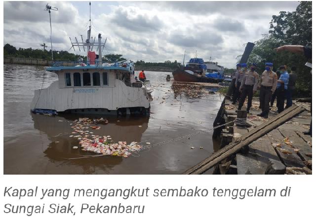 Kapal Logistik Karam Di Sungai Siak, Barang Yang Dijarah Warga Berhasil Diamankan