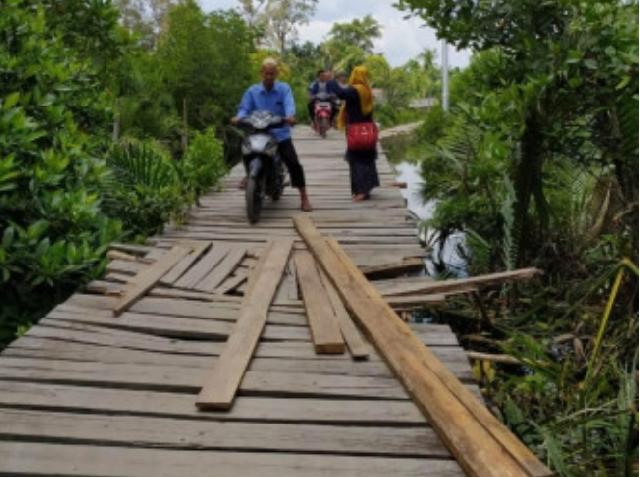 Sudah Ada Korban Jatuh, Warga Minta Pemprov Riau Segera Perbaiki Jembatan