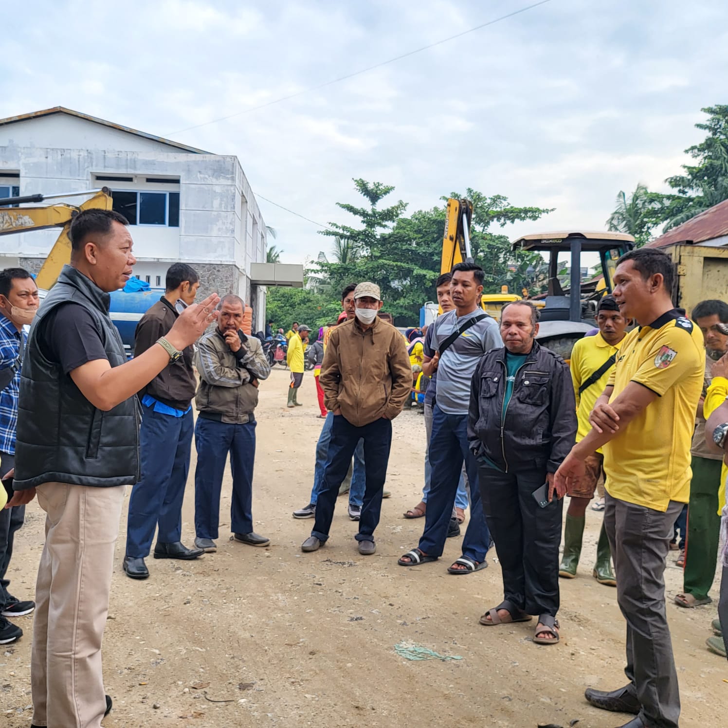 Indra Pomi  Tinjau Kesiapan Pasukan Kuning  PUPR Kota Pekanbaru Atasi Banjir