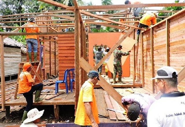   Kodim 0314/Inhil Melaksanakan Karya Bhakti, TNI Bedah Rumah Masyarakat Tidak Mampu