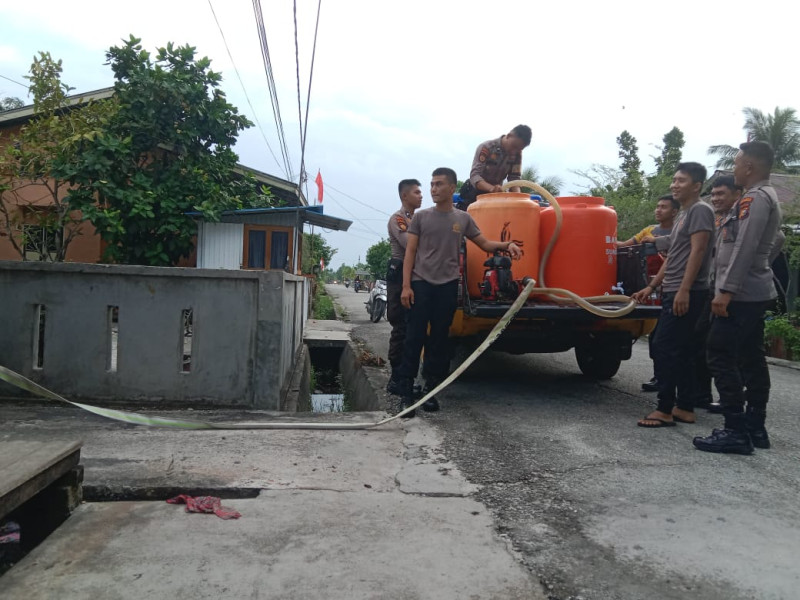 Personel Satsamapta Polres Meranti Bantu Suplai Air Bersih kepada Warga Terdampak Kemarau