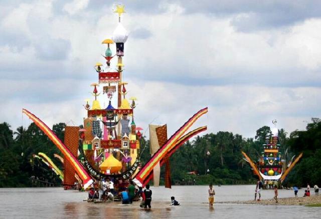 Masyarakat Padati Atraksi Perahu Baganduang di Desa Bandar Padang