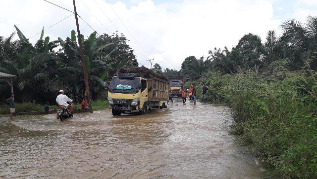 Lokasi Banjir Desa Belimbing Jadi Ajang Foto Selfie