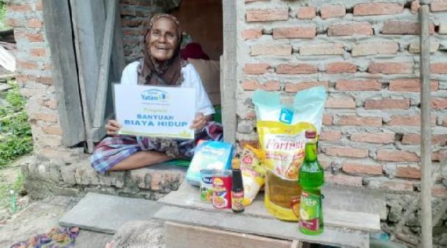 Hidup Sebatangkara, Nenek Inap Terima Bantuan Rumah Yatim