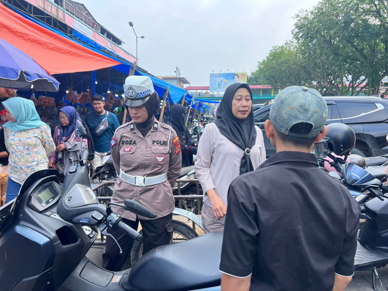Polwan Polresta Pekanbaru Dalam Rangka Ops Ketupat LK 2024 Patroli Jalan Kaki di STC