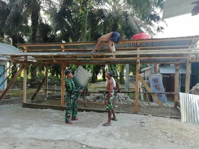 Sertu Herius Bantu Warga Membuat Parkir Musollah Al Iklas di Desa Banjar Nantigo