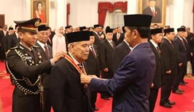 53 Tokoh yang Dapat Bintang Tanda Jasa dari Presiden Jokowi