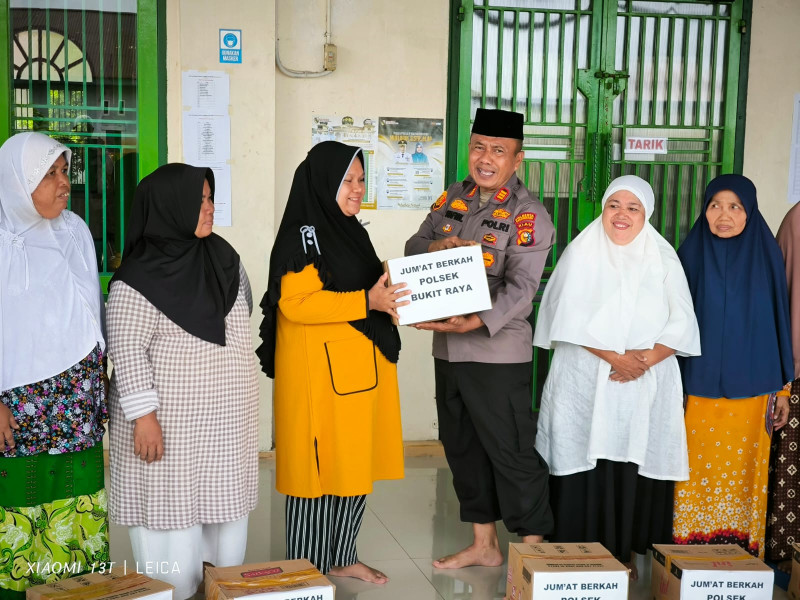 Polsek Bukit Raya Bagikan 20 Paket Sembako, Untuk Warga Masjid Nurul Iman  di kelurahan Maharatu