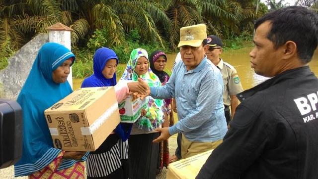  Plt Bupati Rohul Serahkan Sembako Kepada Ribuan KK Korban Banjir di Bonai Darussalam